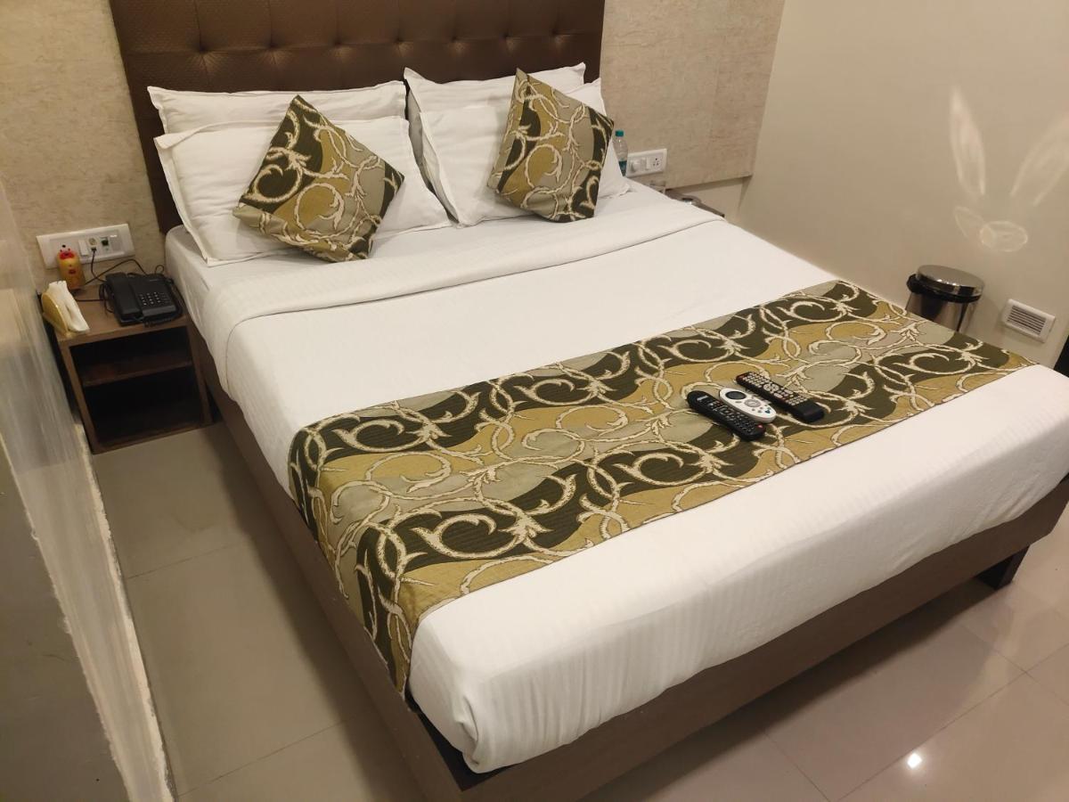 Hotel Golden Nest Popular Residency Мумбаи Экстерьер фото